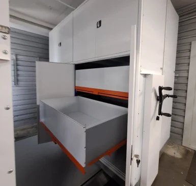 Оборудование мастерской передвижными стеллажами разноформатного содержания