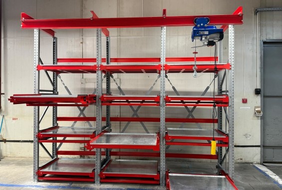 Стеллажи с выкатными платформами со встроенной талью