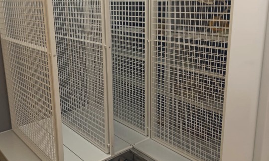 рельсовая система для стеллажей для картин