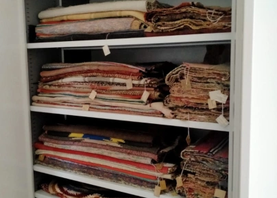 Шкафы для хранения одежды на полках