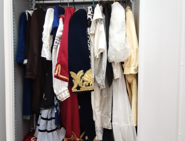 шкафы для одежды с дверями в музее