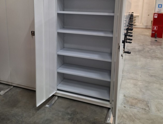 Металлические стеллажи с дверями