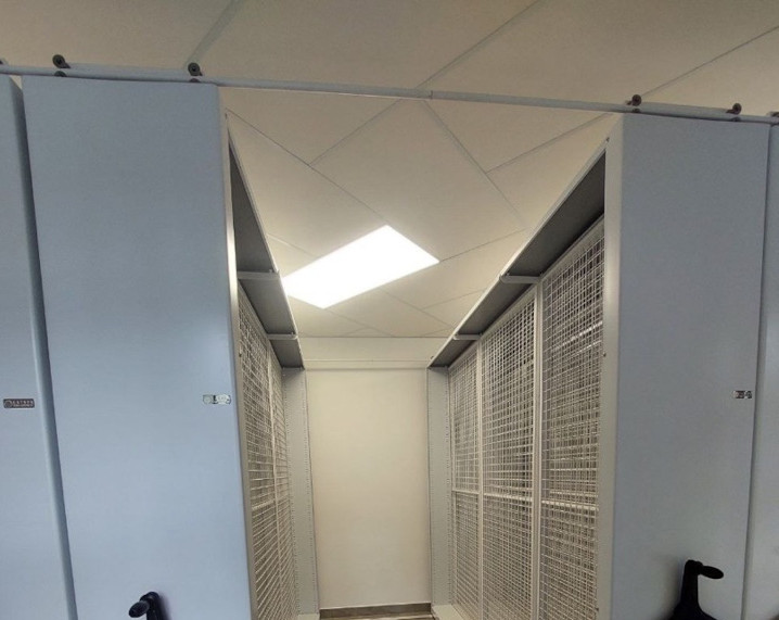 Антиопрокидыватель для мобильный стеллажей